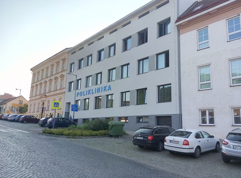 Obec Žďárec - Vstup do polikliniky od 28. 1.